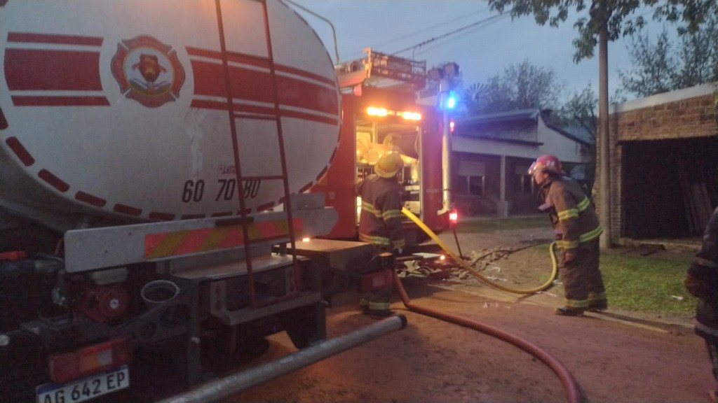 Un Tremendo incendio en Aldea San Juan se devoró un taller, las herramientas y dos vehículos