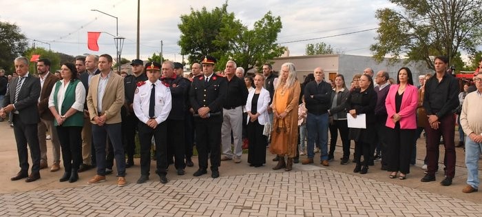 SE INAUGURÓ LA PLAZOLETA DEL BOMBERO EN URDINARRAIN