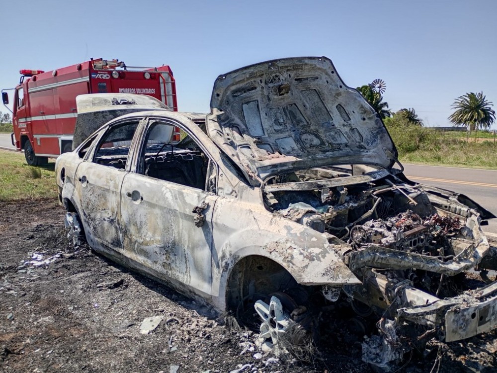 Un coche se incendió en plena Ruta 51