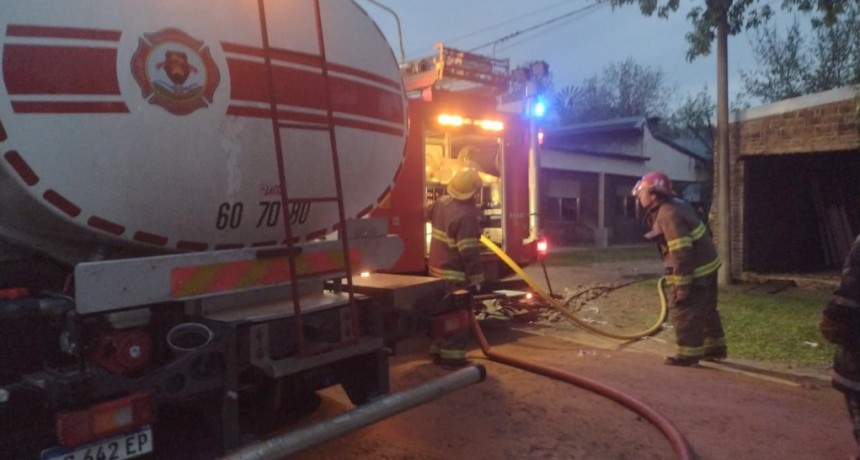 Un Tremendo incendio en Aldea San Juan se devoró un taller, las herramientas y dos vehículos