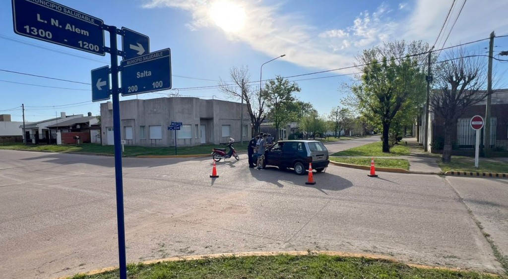 Accidente en calle Alem y Salta dejó una motociclista con lesiones leves