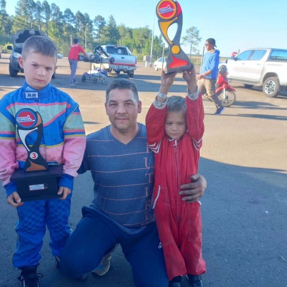 AUTOMOVILISMO EN C.DEL URUGUAY - GASTON DUBOIS CAMPEON CLASE 2- CEE.
