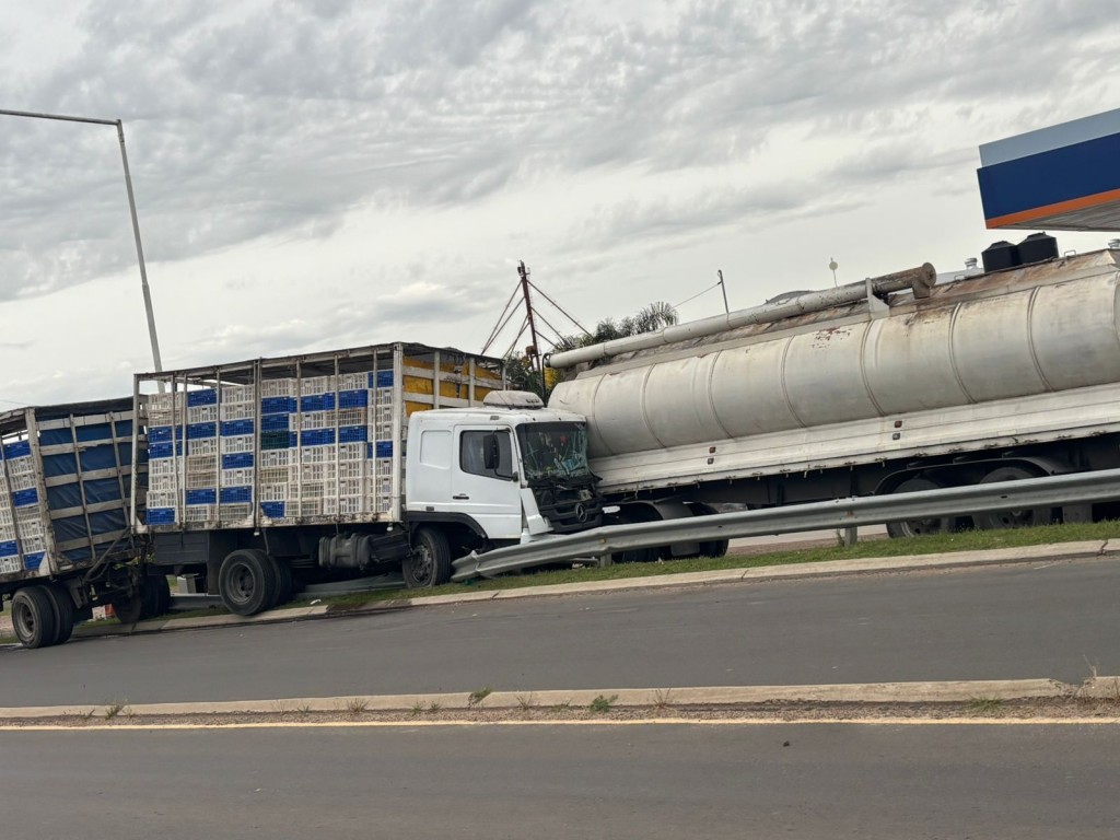 UN CAMION CAMBIÓ DE CARRIL y CHOCÓ A OTRO EN EL ACCESO A URDINARRAIN