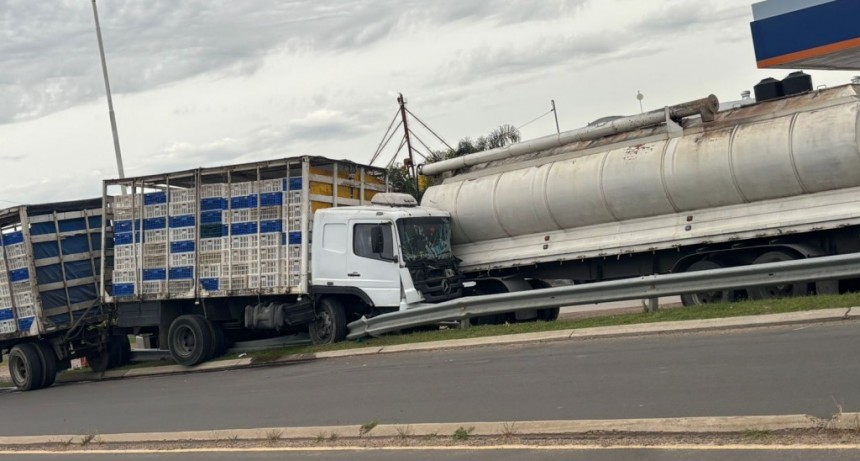 UN CAMION CAMBIÓ DE CARRIL y CHOCÓ A OTRO EN EL ACCESO A URDINARRAIN