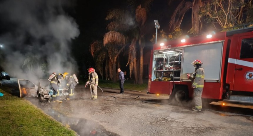 🔥 En Gilbert un Automóvil fue devorado por las llamas
