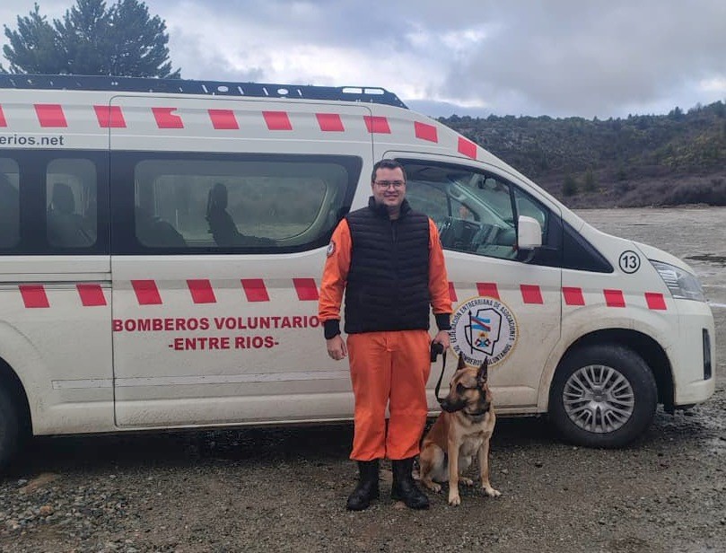 Orgullo local: Pablo Rond&aacute;n y su can Franz, de Bomberos Urdinarrain, superaron una exigente certificaci&oacute;n nacional en Bariloche