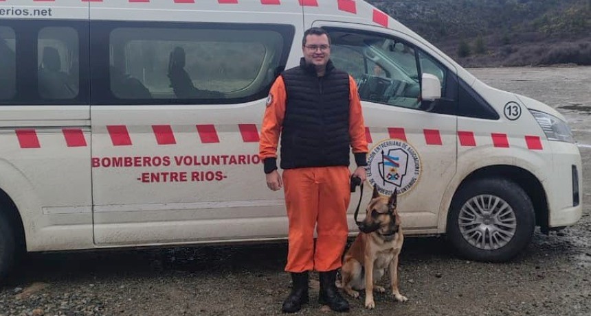 Orgullo local: Pablo Rond&aacute;n y su can Franz, de Bomberos Urdinarrain, superaron una exigente certificaci&oacute;n nacional en Bariloche
