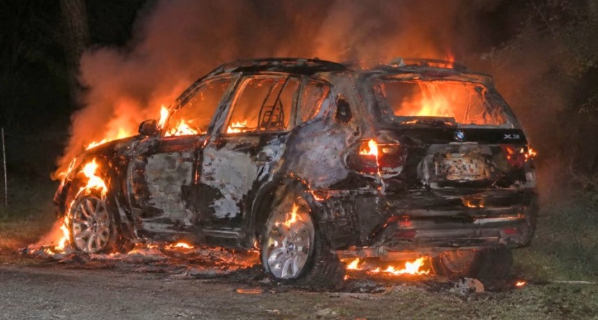 Susto en la Ruta 20: un BMW ardi&oacute; por completo cerca del arroyo El Gato
