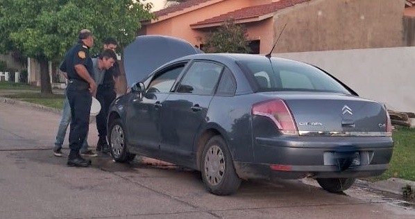 Bomberos intervino por un principio de incendio de un automovil en Urdinarrain