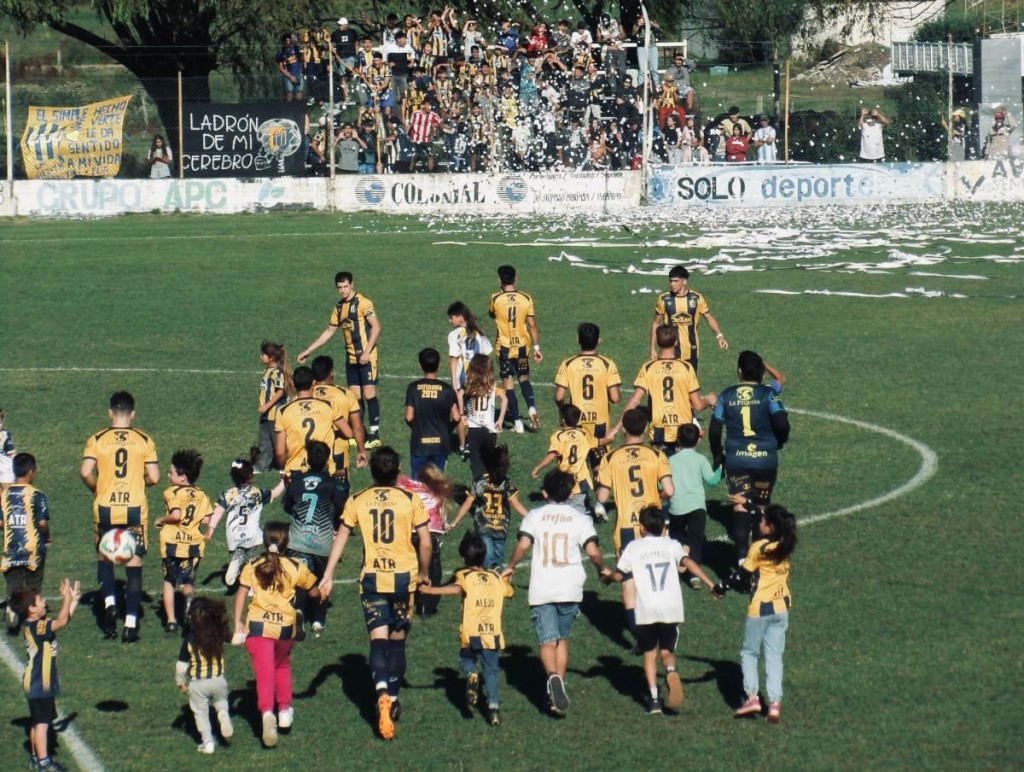 Juventud Urdinarrain se quedó con la primera semifinal del Clausura en el clásico
