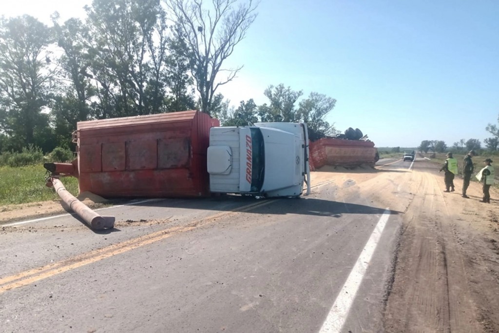 Volcó un Camión en plena Ruta 20, entre el puente de la RN 14 y Gualeguaychú