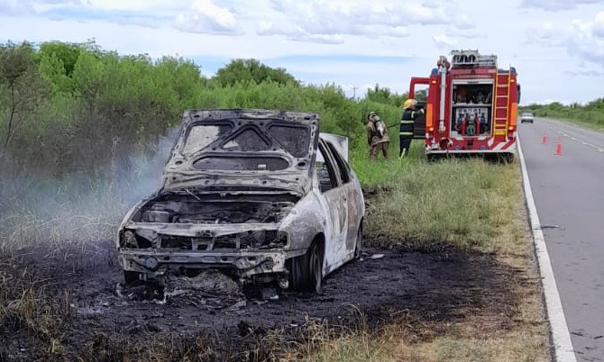 Un auto quedó completamente destruido por el fuego en Ruta 20, zona de Arroyo El Gato