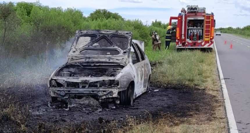 Un auto quedó completamente destruido por el fuego en Ruta 20, zona de Arroyo El Gato